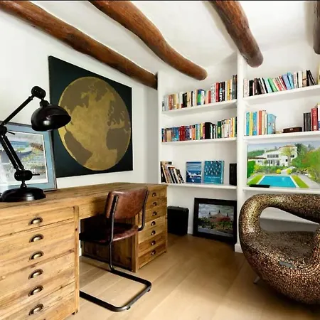 Spacious For A Company فلورا